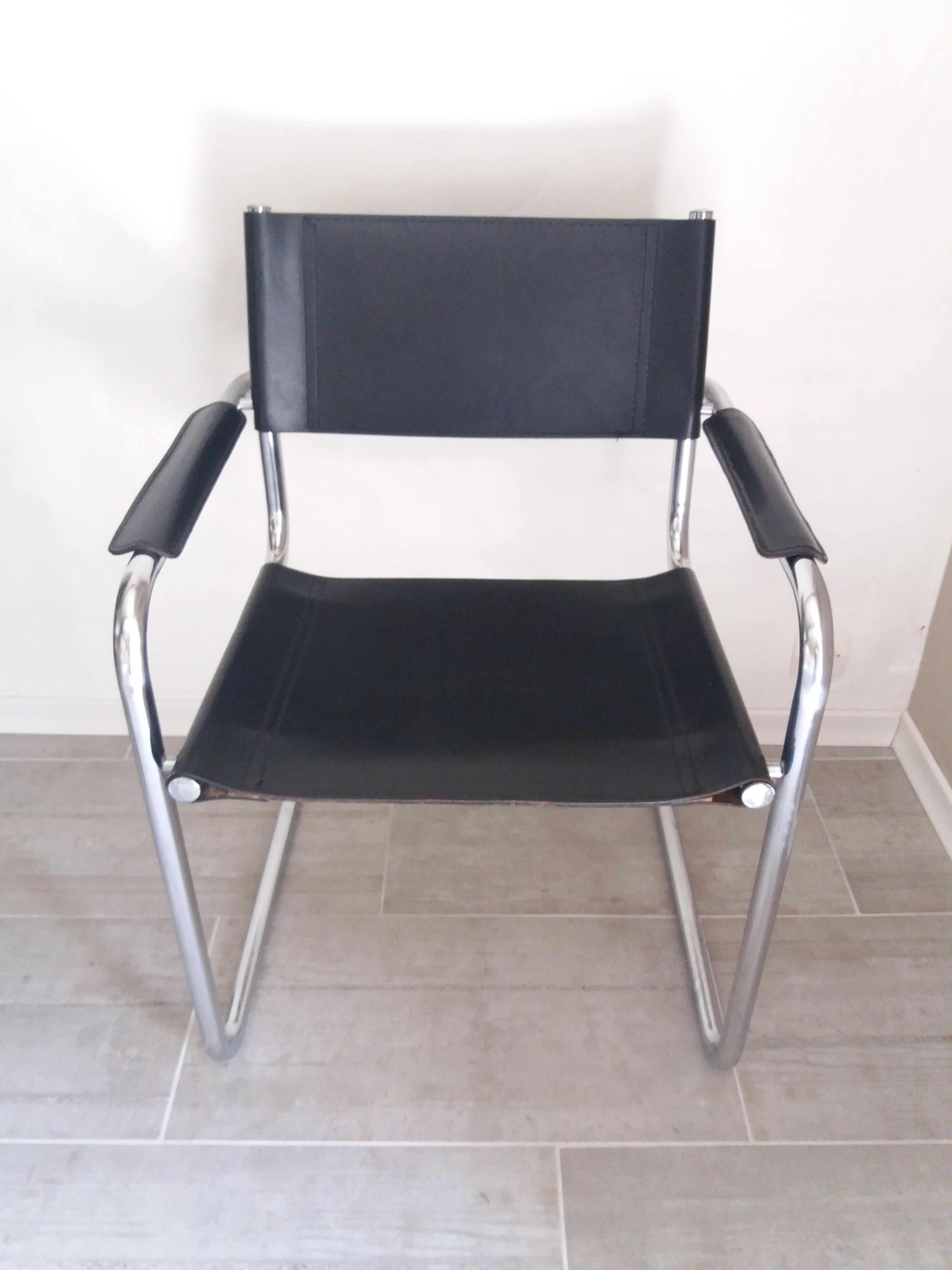 Fauteuil en inox et cuir