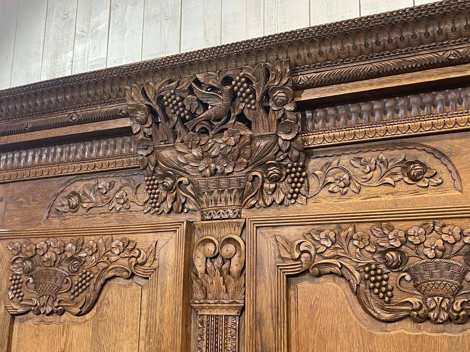 Armoire de mariage Normande sculptée en chêne clair du 19ème siècle