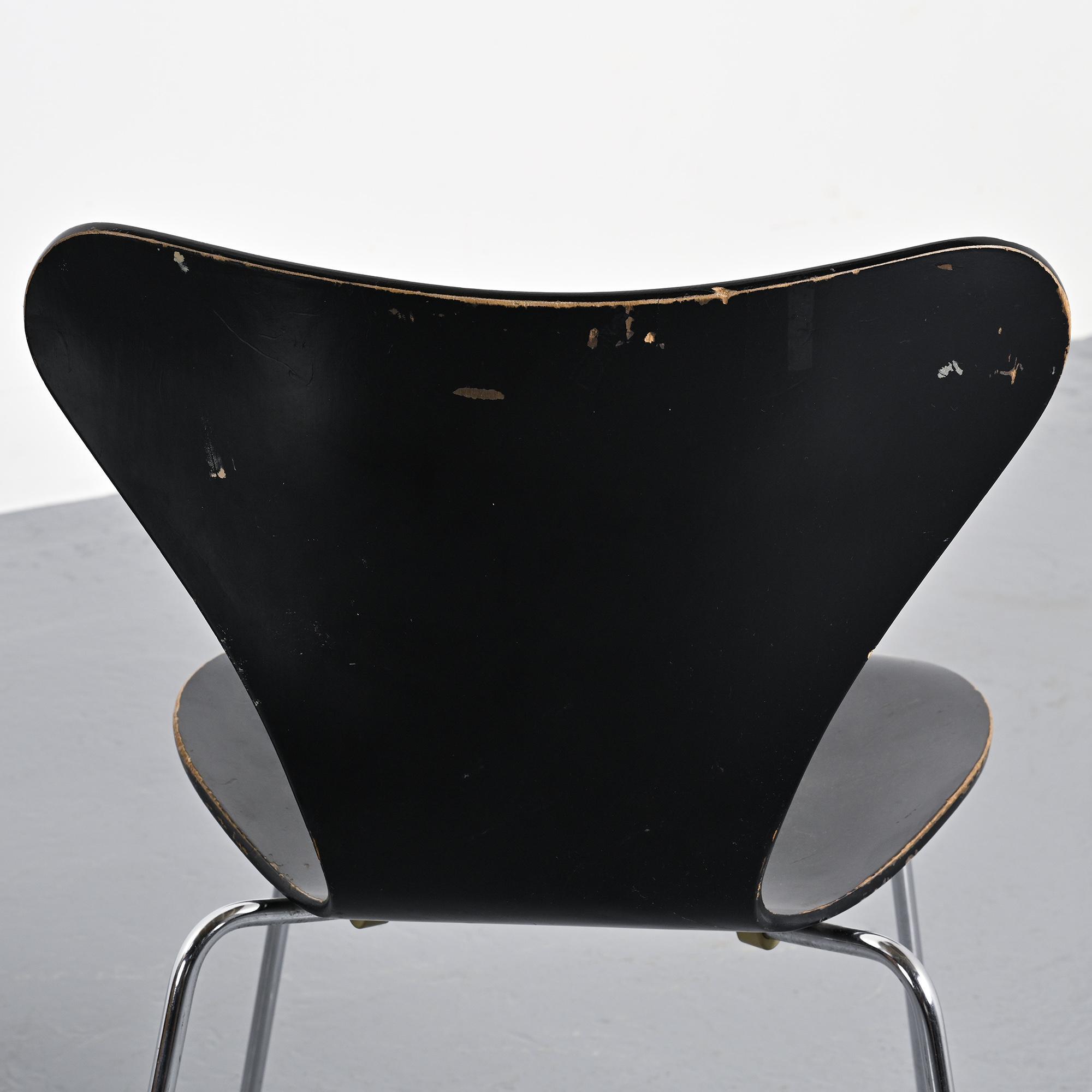 Suite de 8 chaises modèle 3107 par Arne Jacobsen, circa 1974