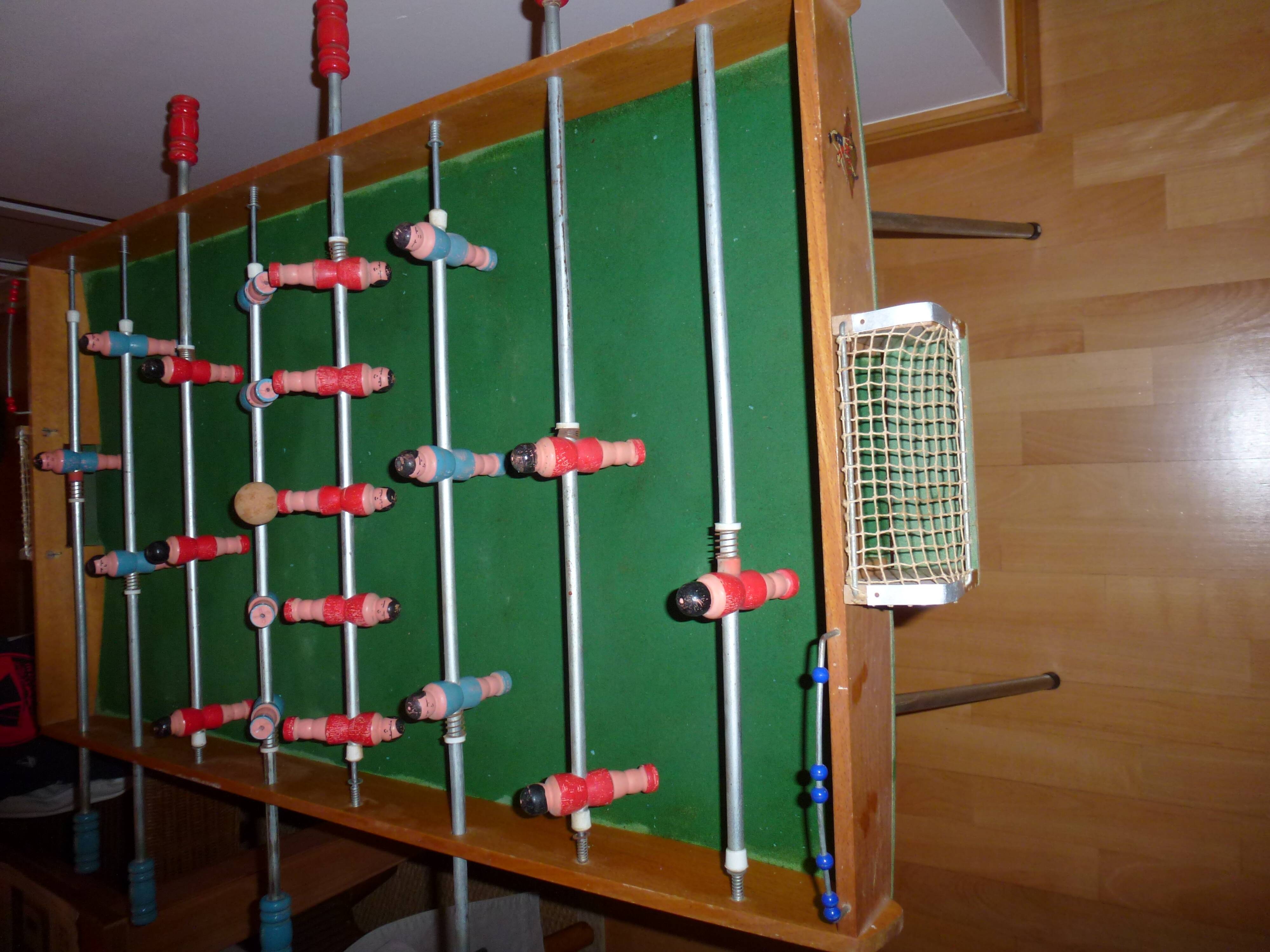 Pretty baby-foot child brand samub vintage year 60 in very good condition seen in years. bars slide very well.  all the colors are original.  with the goals 1.05 width 54cm top length 78cm