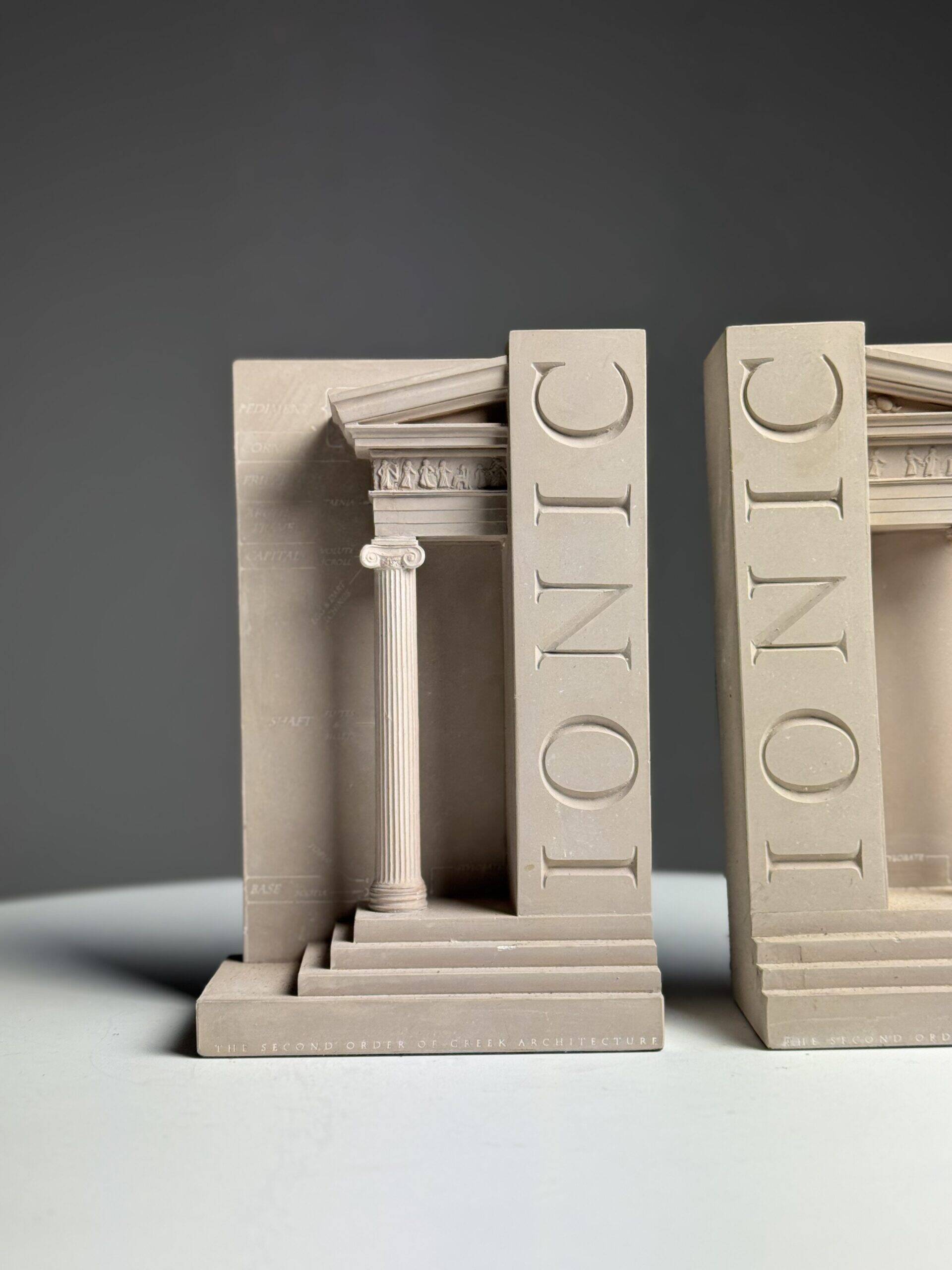 Set of ionic bookends