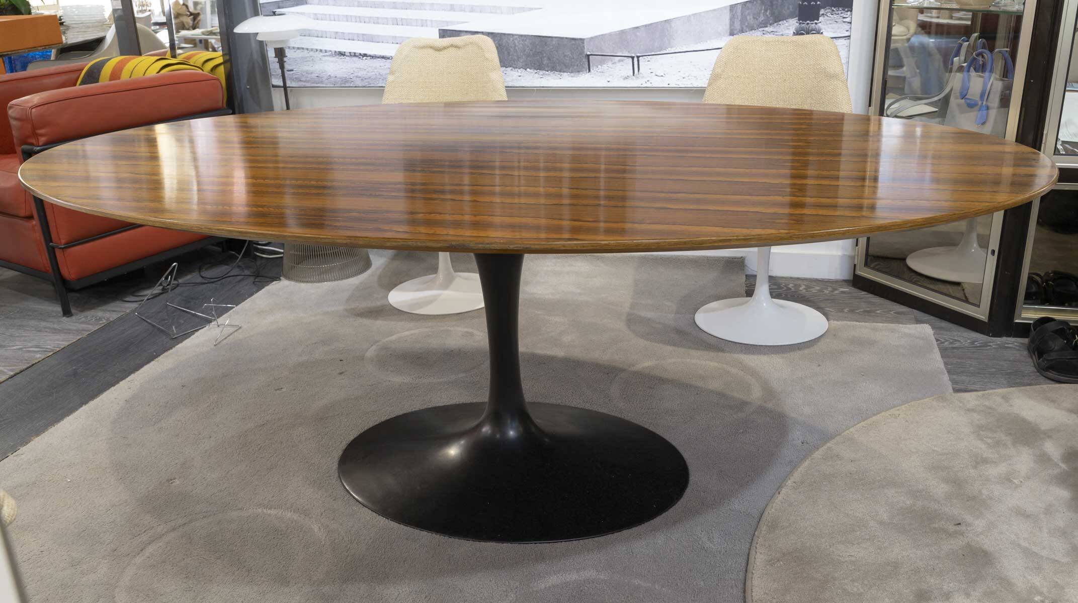 Eero saarinen (1910-1961) for knoll international. oval table model "tu"