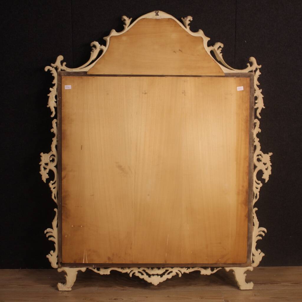 Miroir laqué italien avec décorations florales du 20ème siècle