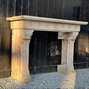 Cheminée en marbre beige Lumel de style néogothique vers 1880