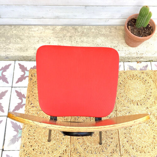 Chaise rouge et bois