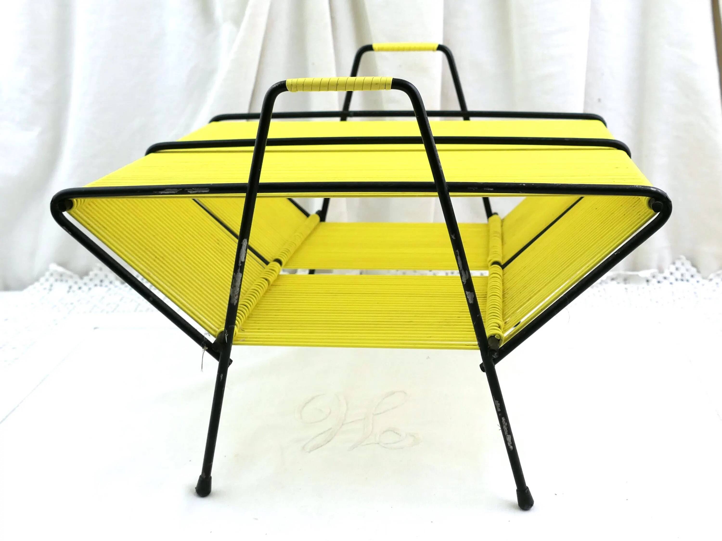 Porte-disques portable vintage, style français moderne du milieu du siècle, avec cordon en vinyle jaune vif, accessoire hi-fi rétro MCM pour le rangement, centre musical