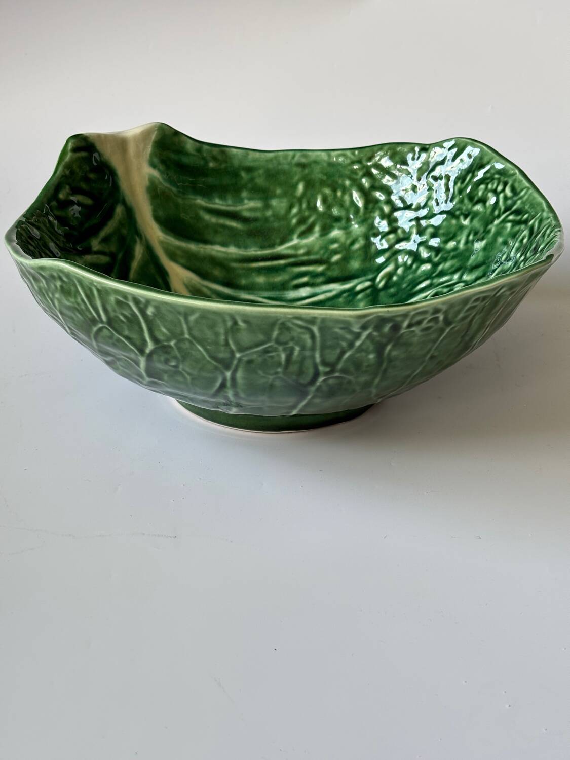 Cabbage leaf salad bowl with slip