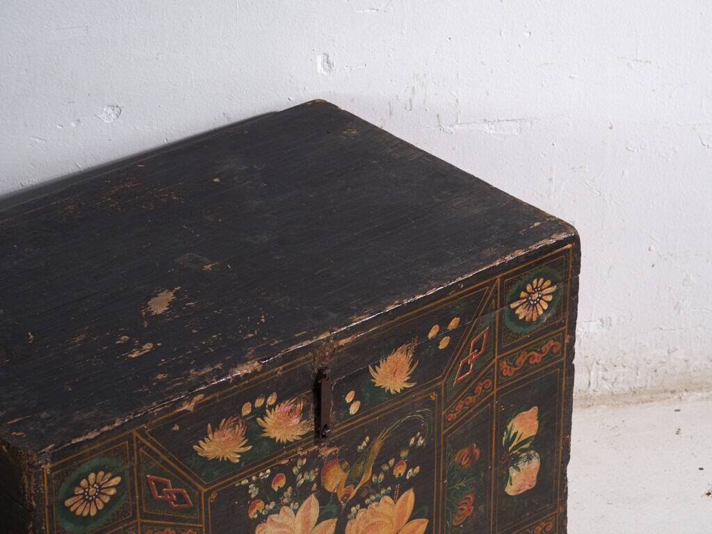 Antique chest painted in pine wood – China, around 1900