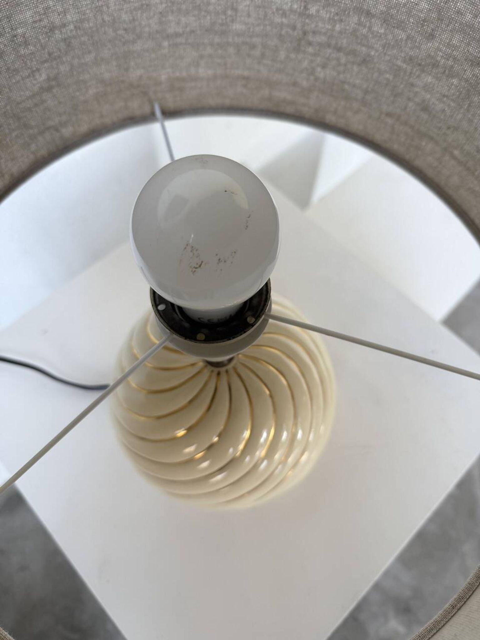 Lampe de table sphérique céramique ivoire et or Barbi