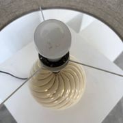 Lampe de table sphérique céramique ivoire et or Barbi