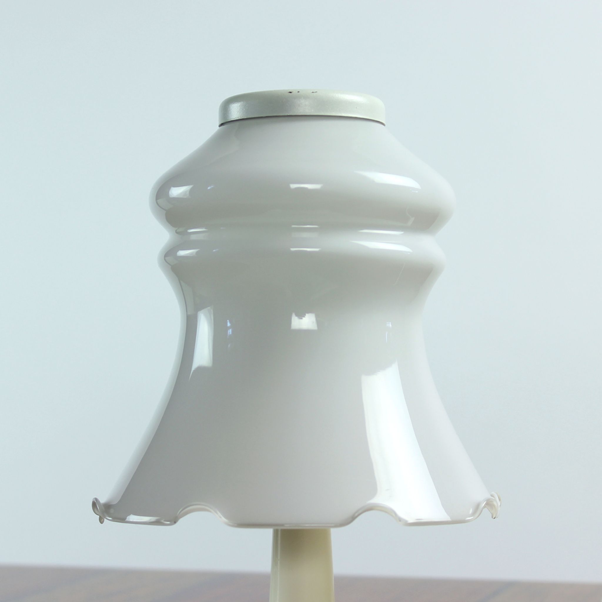 Lampe de table en verre opalin blanc, Opp Jihlava, Tchécoslovaquie années 1960