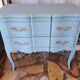 Commode en bois massif repeint bleu lagune style Louis XV à 2 tiroirs