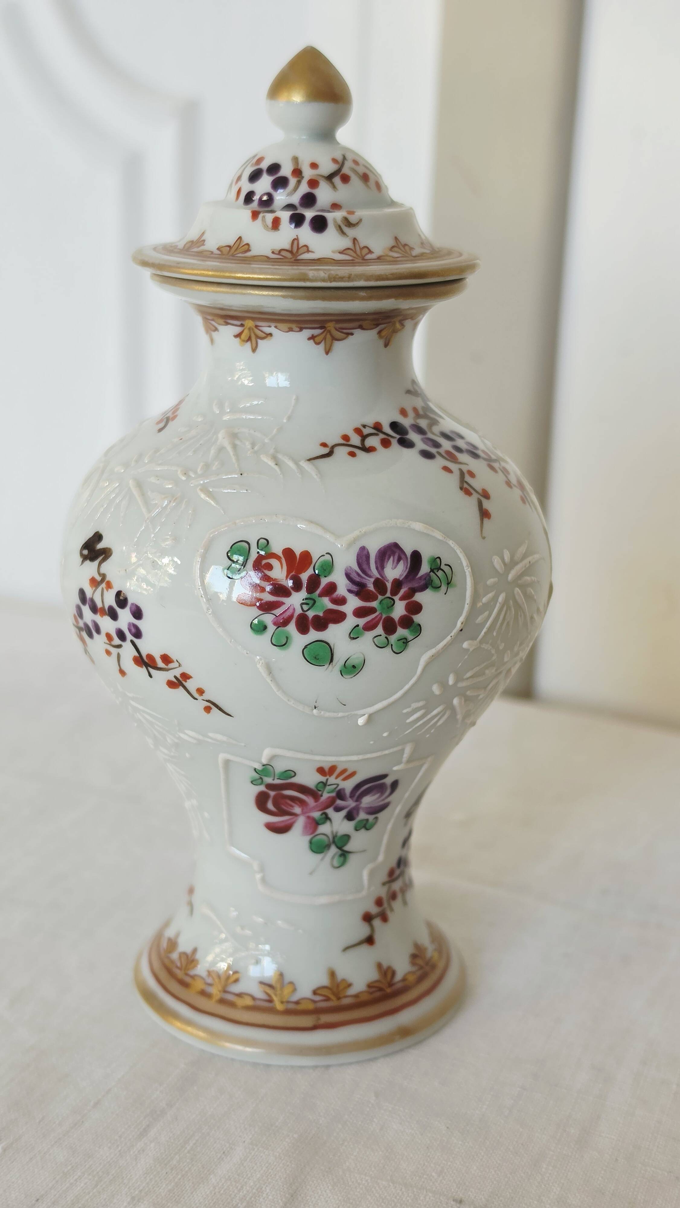 Small porcelain pot hand-painted by Samson Paris, Compagnie d style.