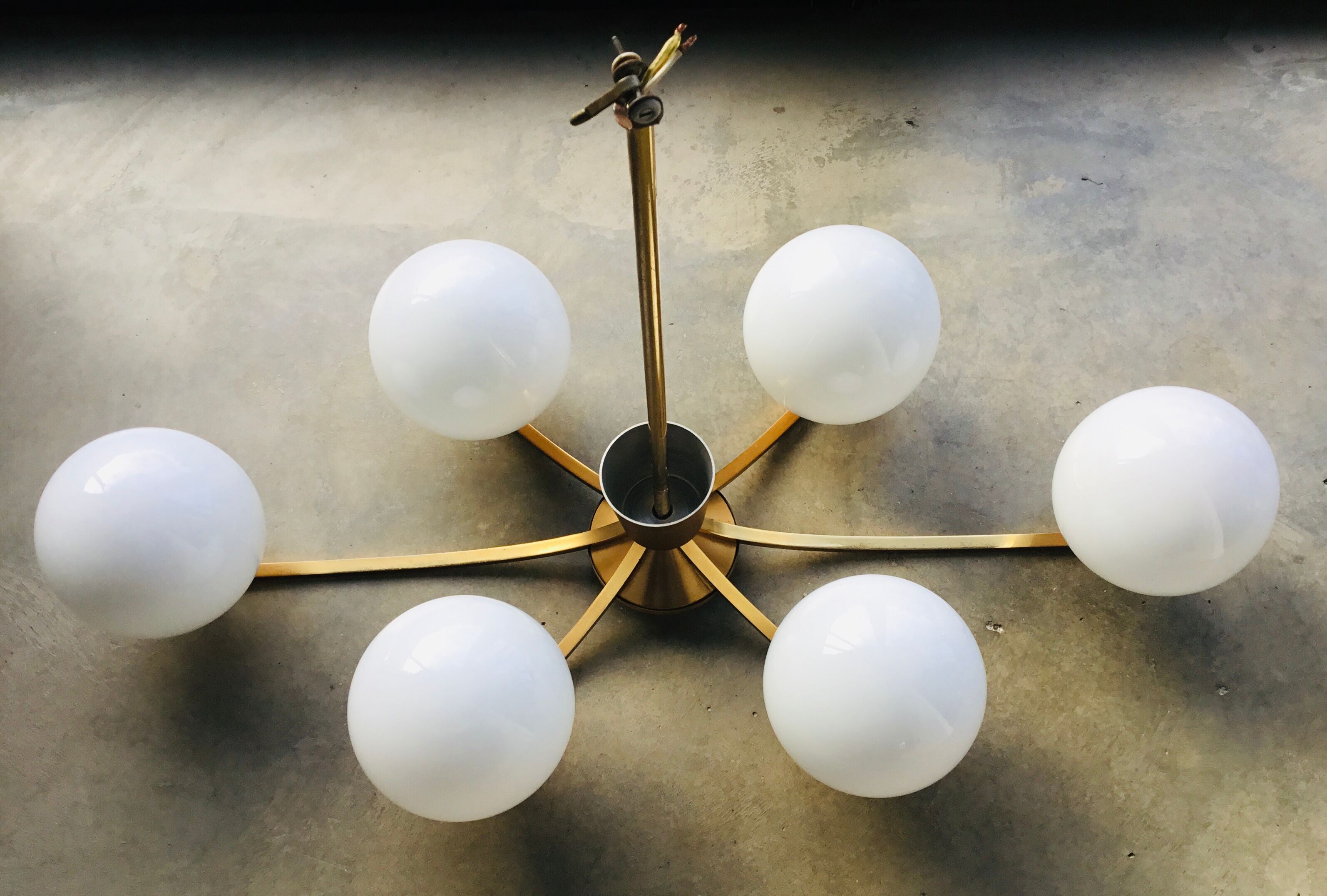 Large space-age chandelier with 6 lights - brass and opaline - design 1970