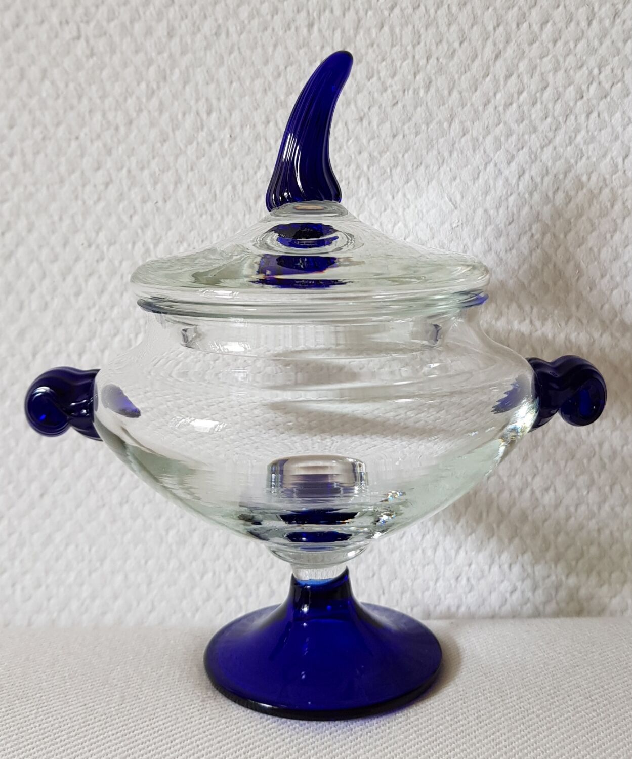 Plat de bonbonnière Cristal de Paris avec des détails bleu cobalt