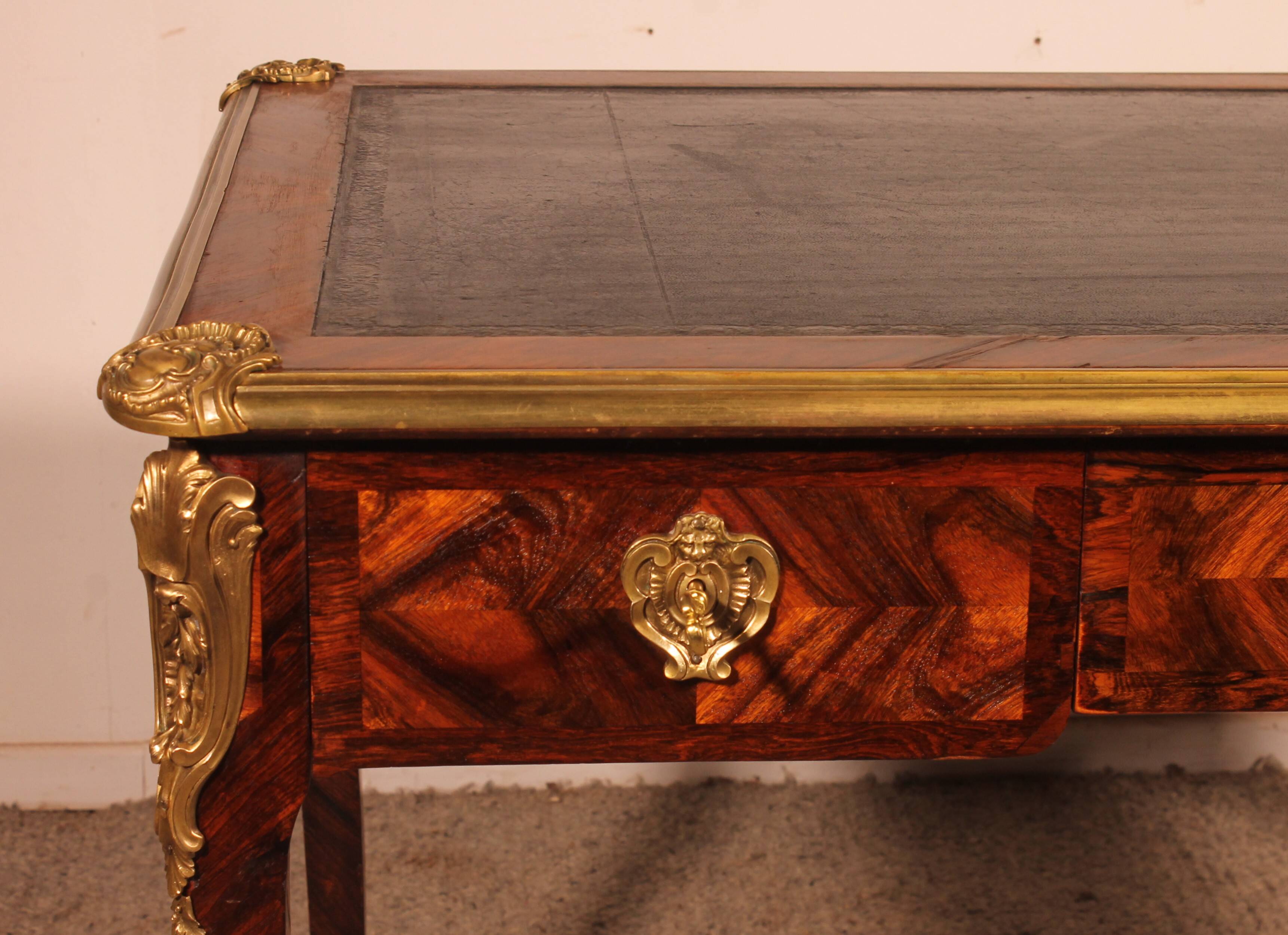 Bureau de style Louis XV en marqueterie - 19° siècle