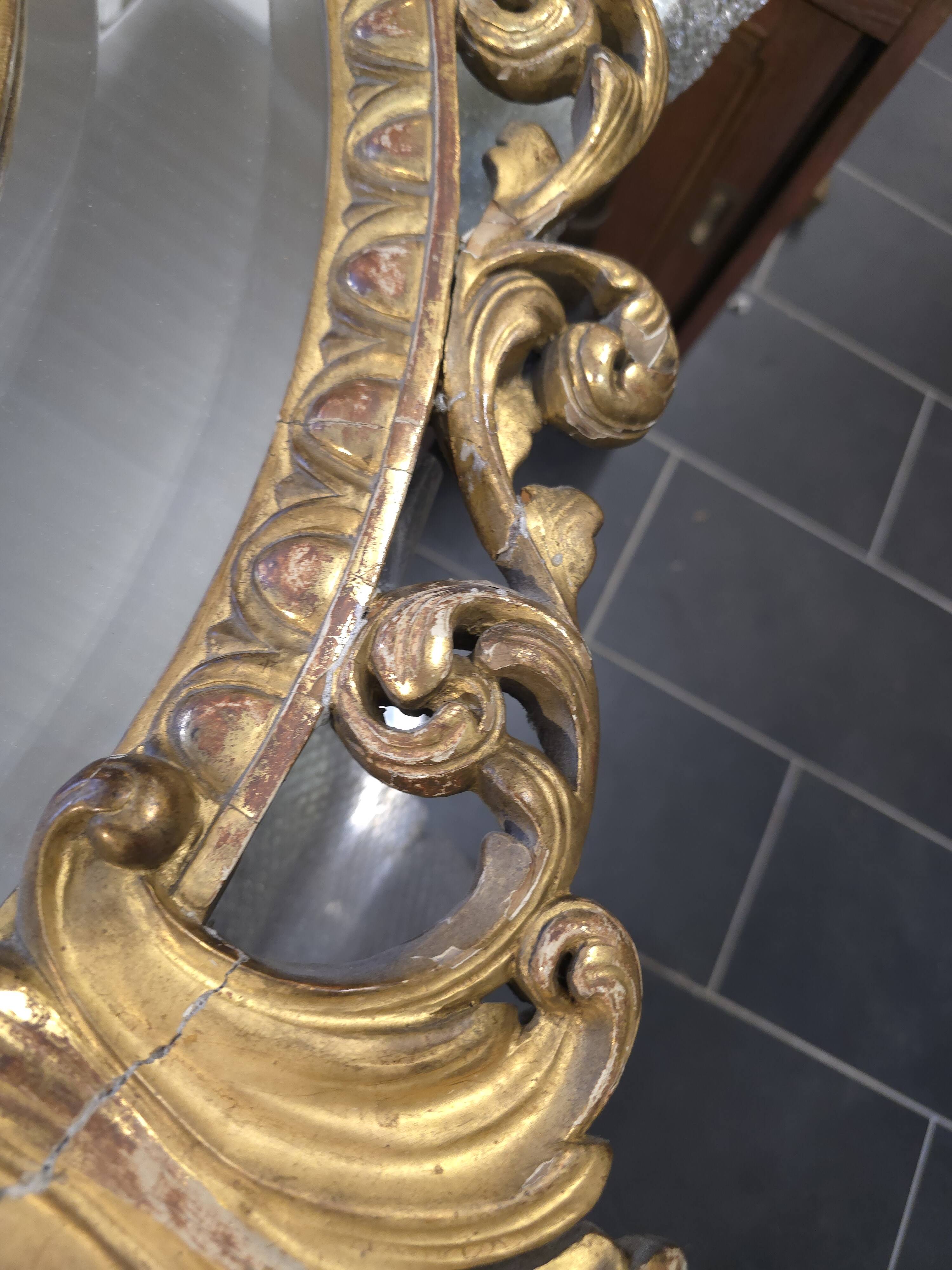 Oval mirror in gilded wood