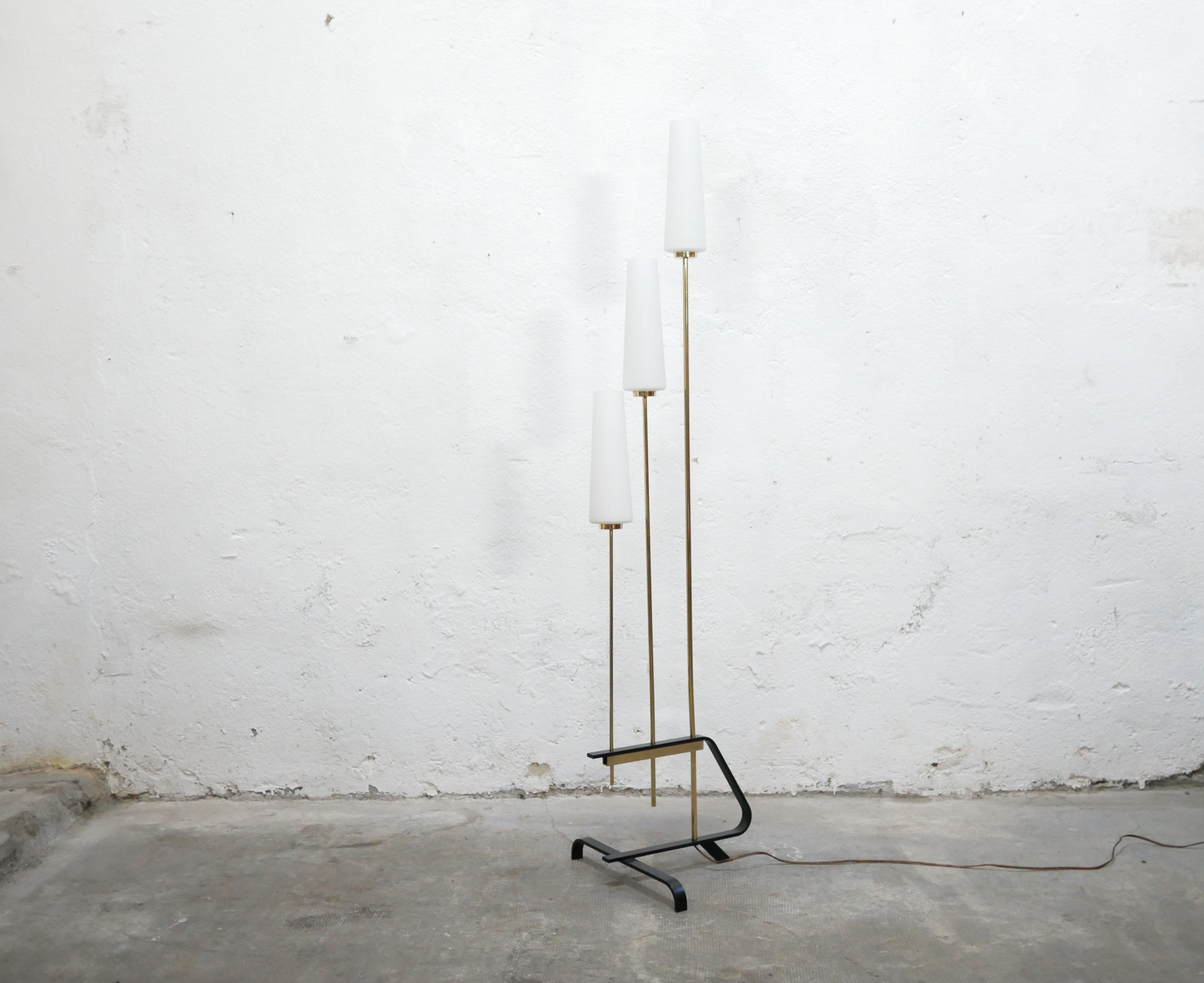 Vintage floor lamp in black metal, brass and opaline