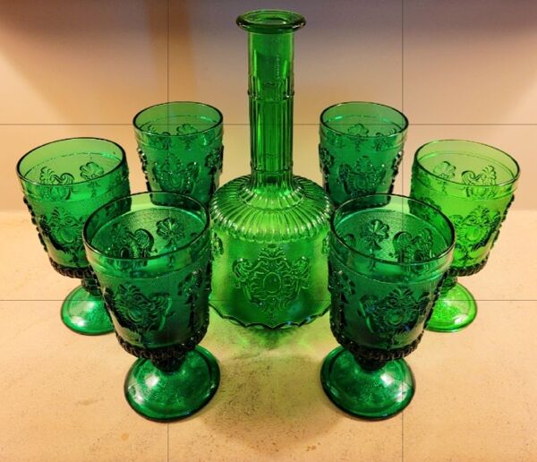 Anciens verres et carafe en verre moulé vintage