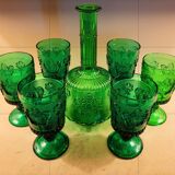 Anciens verres et carafe en verre moulé vintage