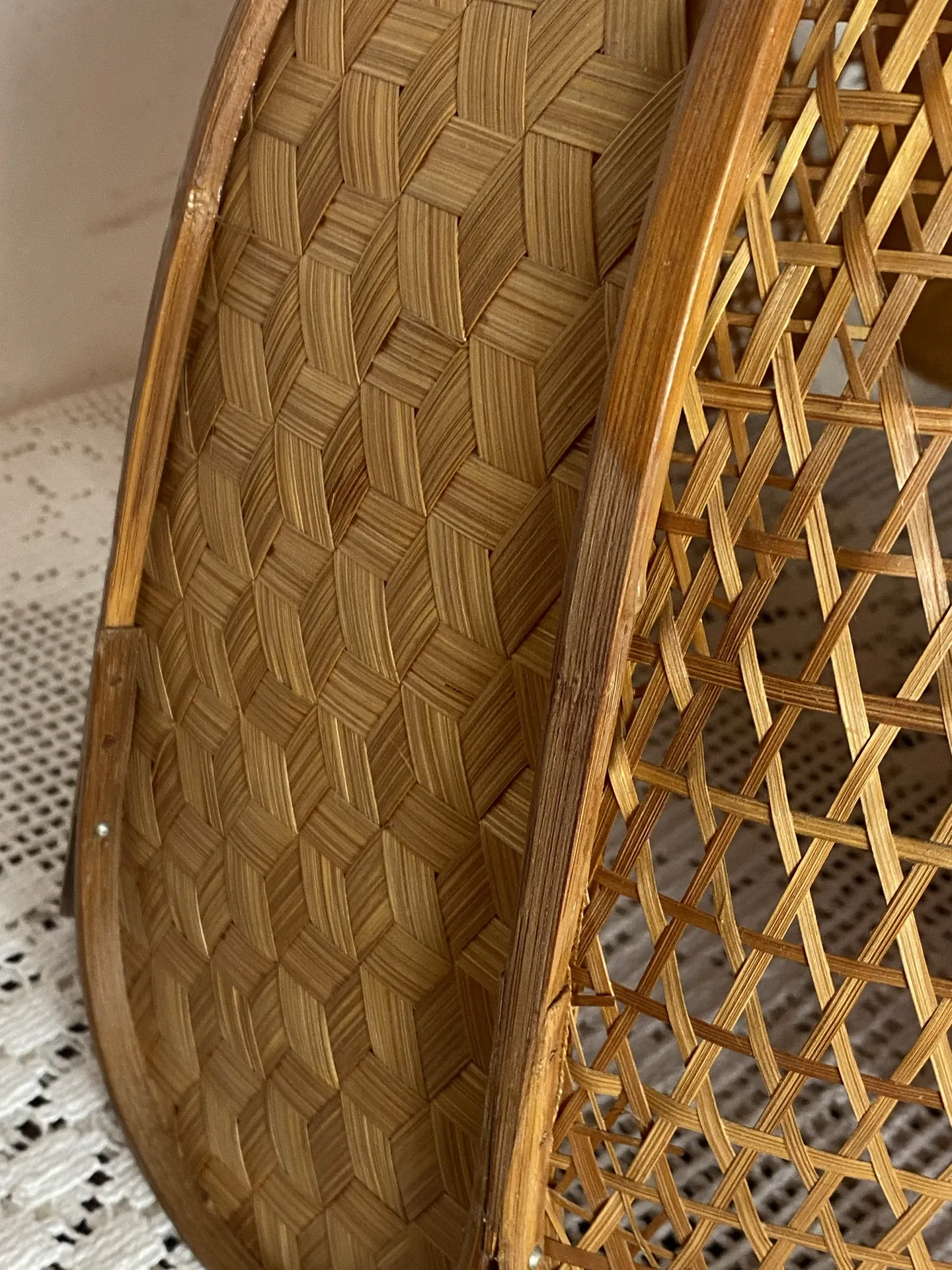 Suspension made of rattan and wicker