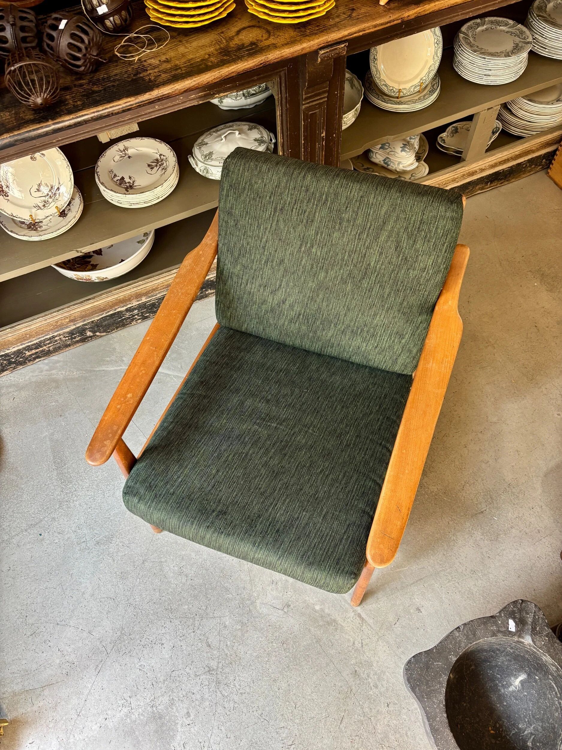 Fauteuil de style scandinave en bois clair et tissu vert foncé, vers 1960