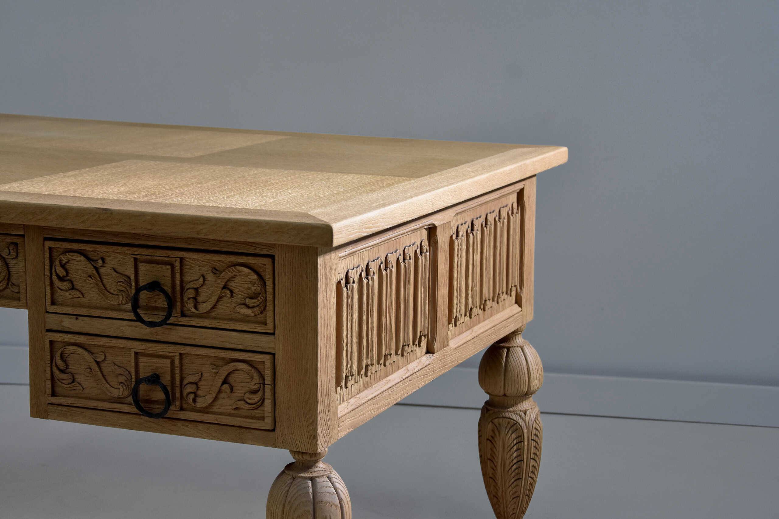 Bureau sculpté en chêne clair, style Renaissance
