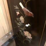 Ancien meuble chinois laqué noir orné de pierres dures / cabinet