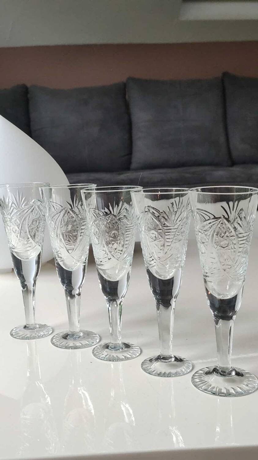 Lot 5 x Small Art Deco champagne flutes. Sophisticated star/cross/deciduous patterns. Boho chic. High 15.5 cm