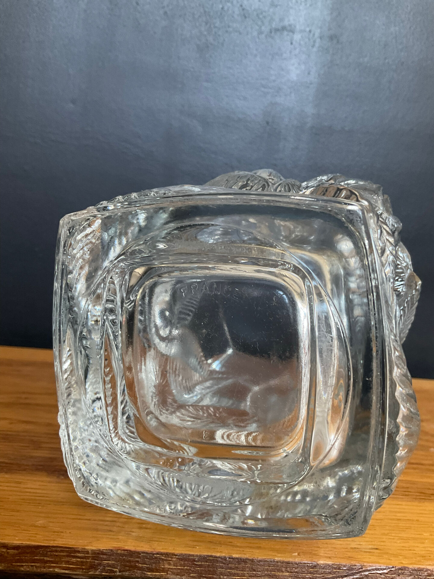 Grand vase vintage en verre moulé pressé