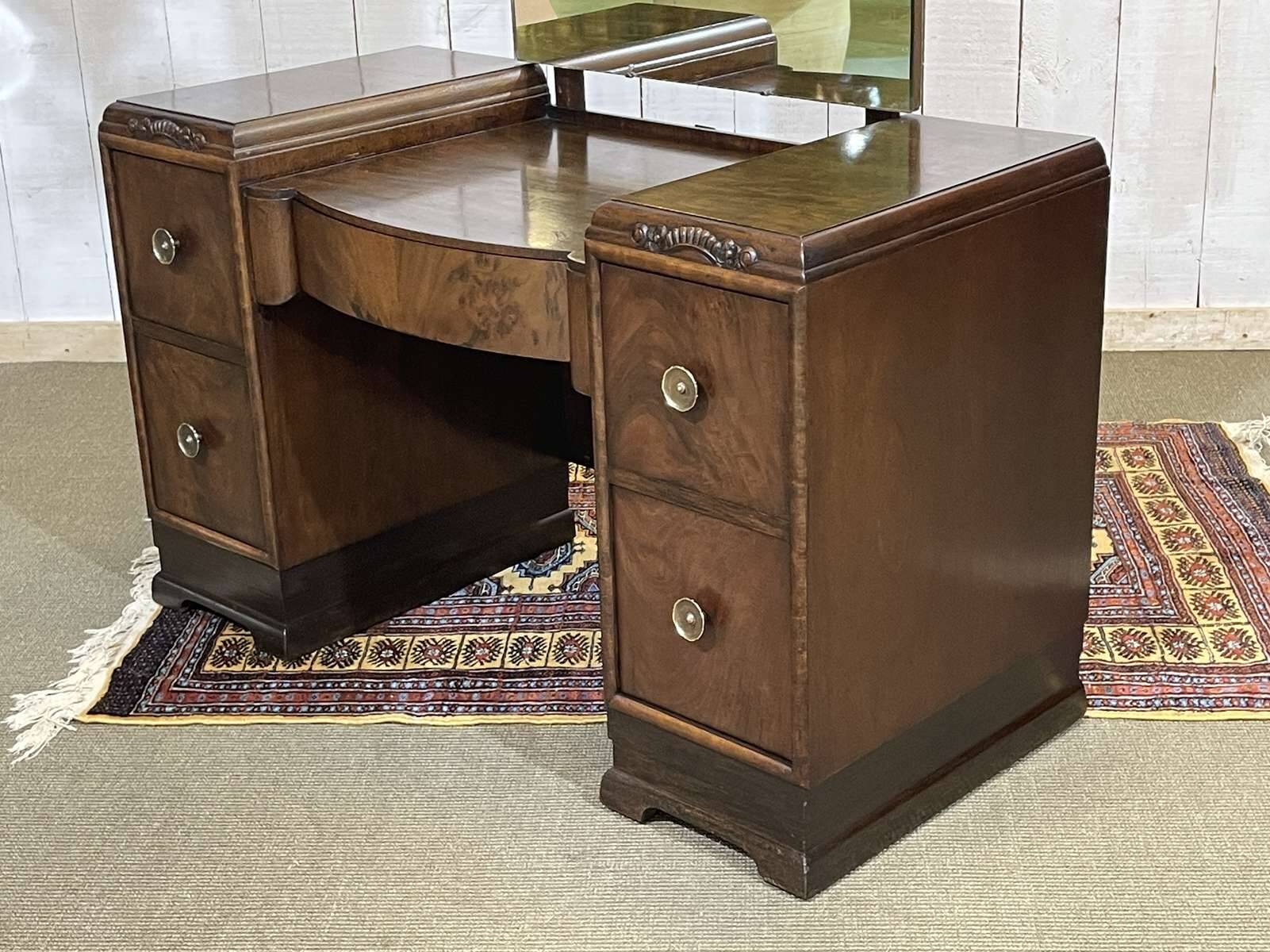 Art Deco English hairdresser in walnut from the 1930s.
