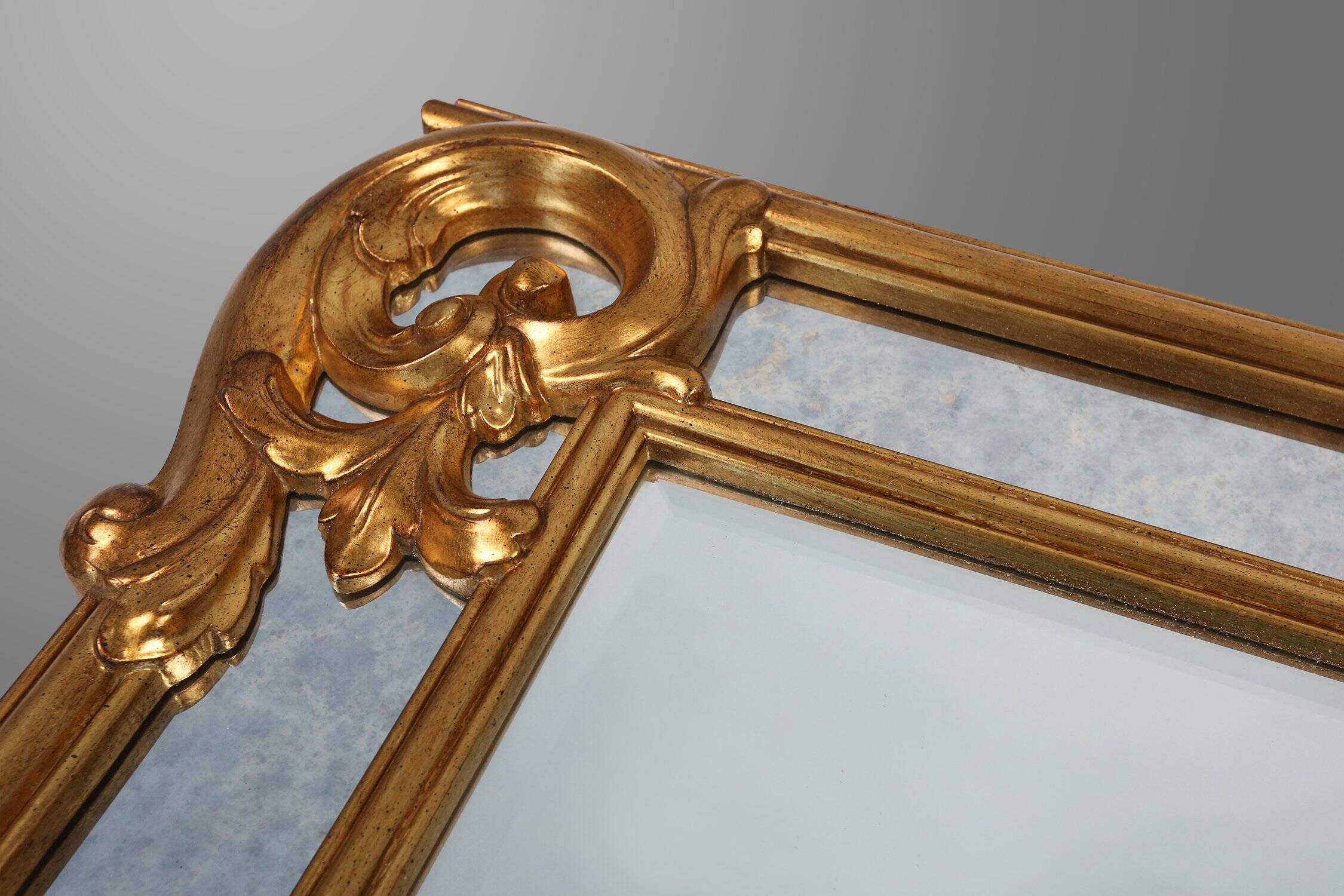 Miroir en résine avec ornements dorés et panneaux en verre miroir fumé, Belgique