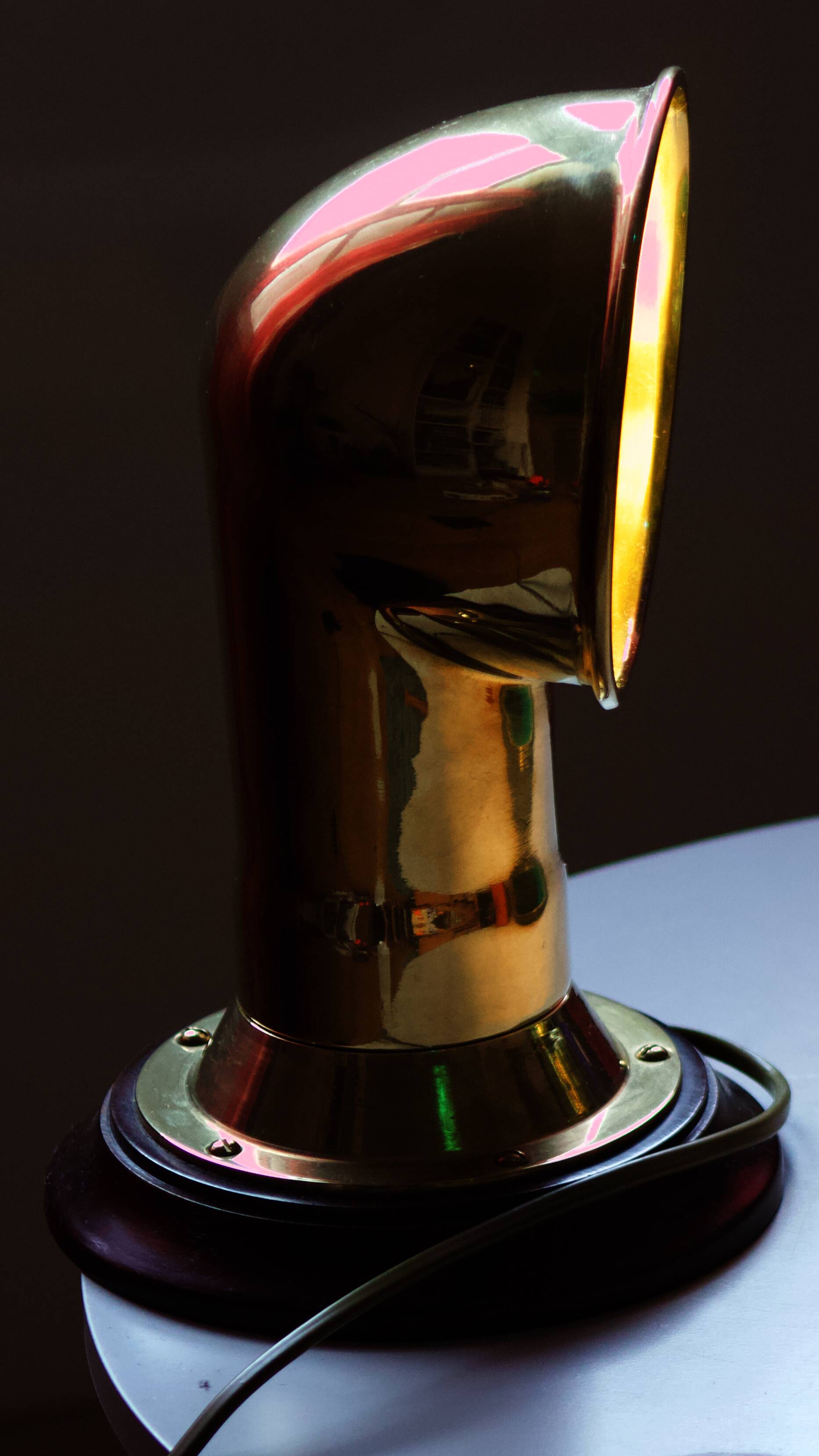 Table lamp in brass and wood