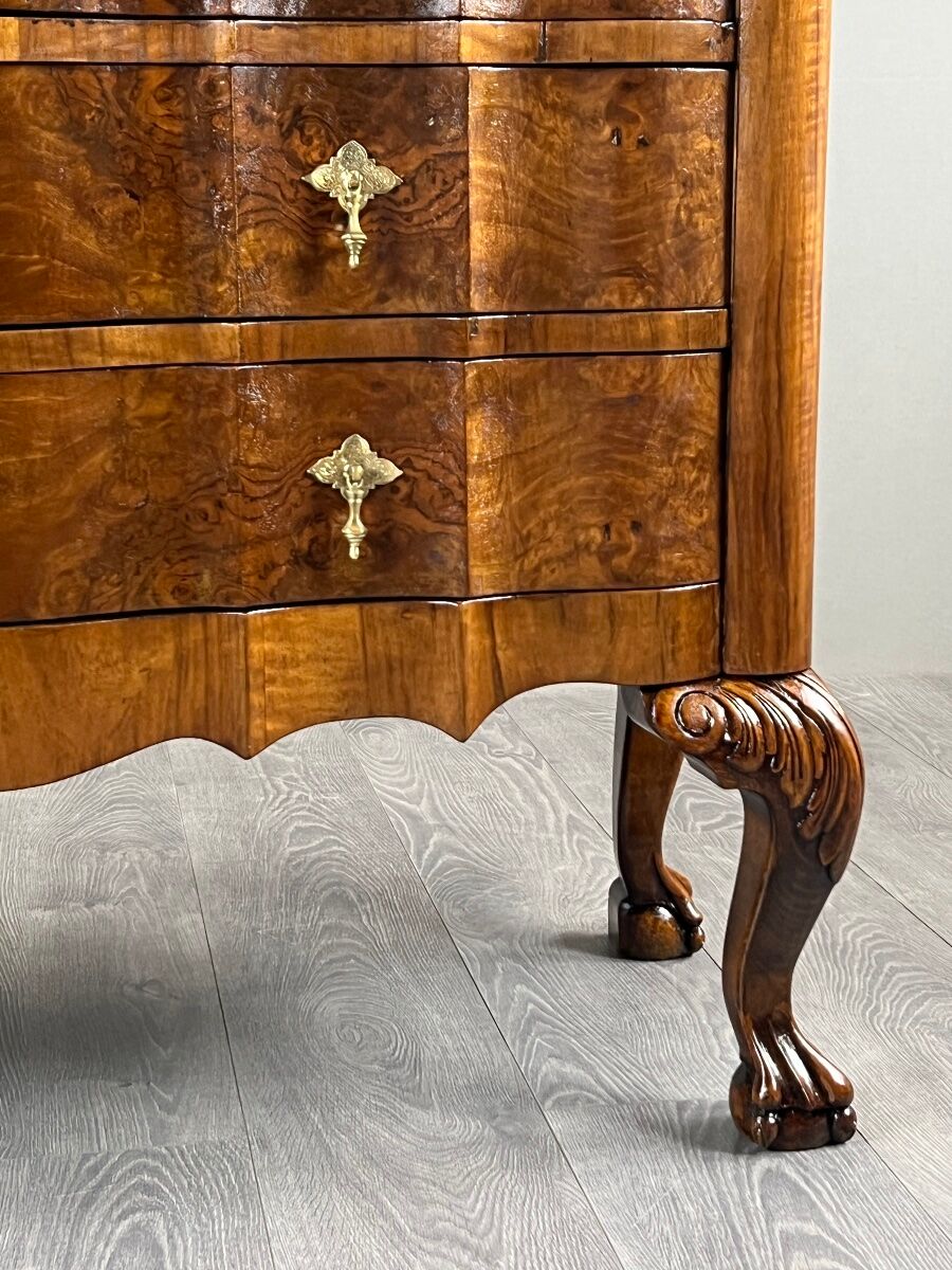 Commode de style Louis XV en placage de loupe de noyer, XXe siècle
