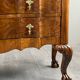 Commode de style Louis XV en placage de loupe de noyer, XXe siècle