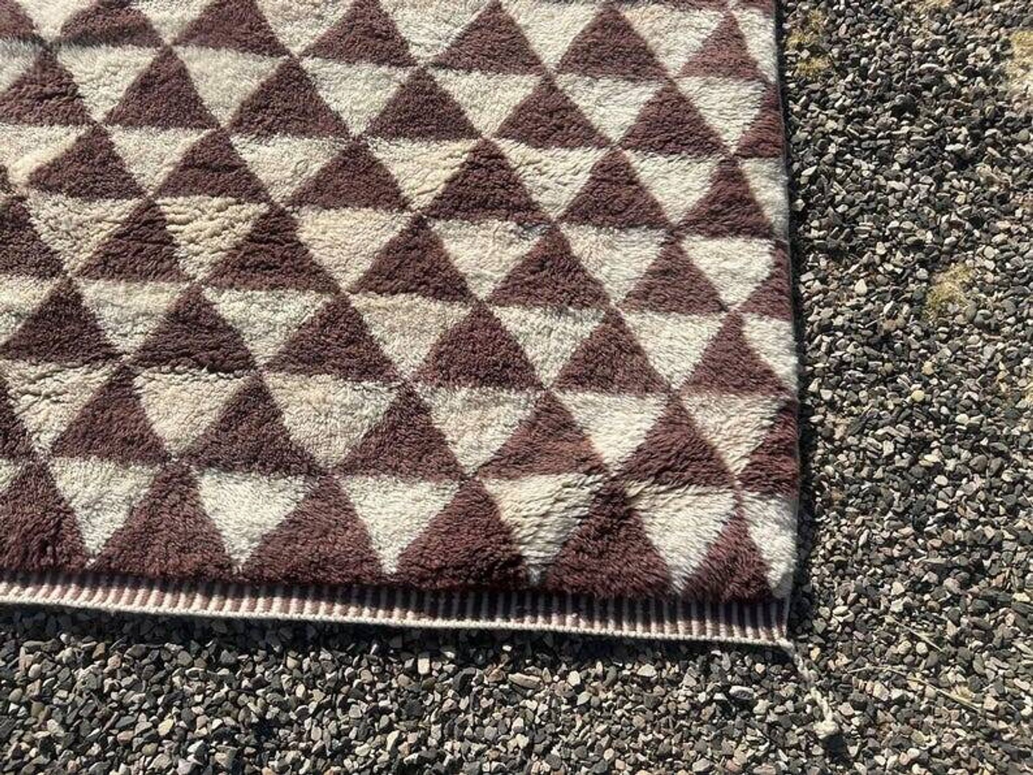 Très grand tapis berbère marocain écru et bordeaux 450x300 cm motif triangl