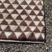 Très grand tapis berbère marocain écru et bordeaux 450x300 cm motif triangl