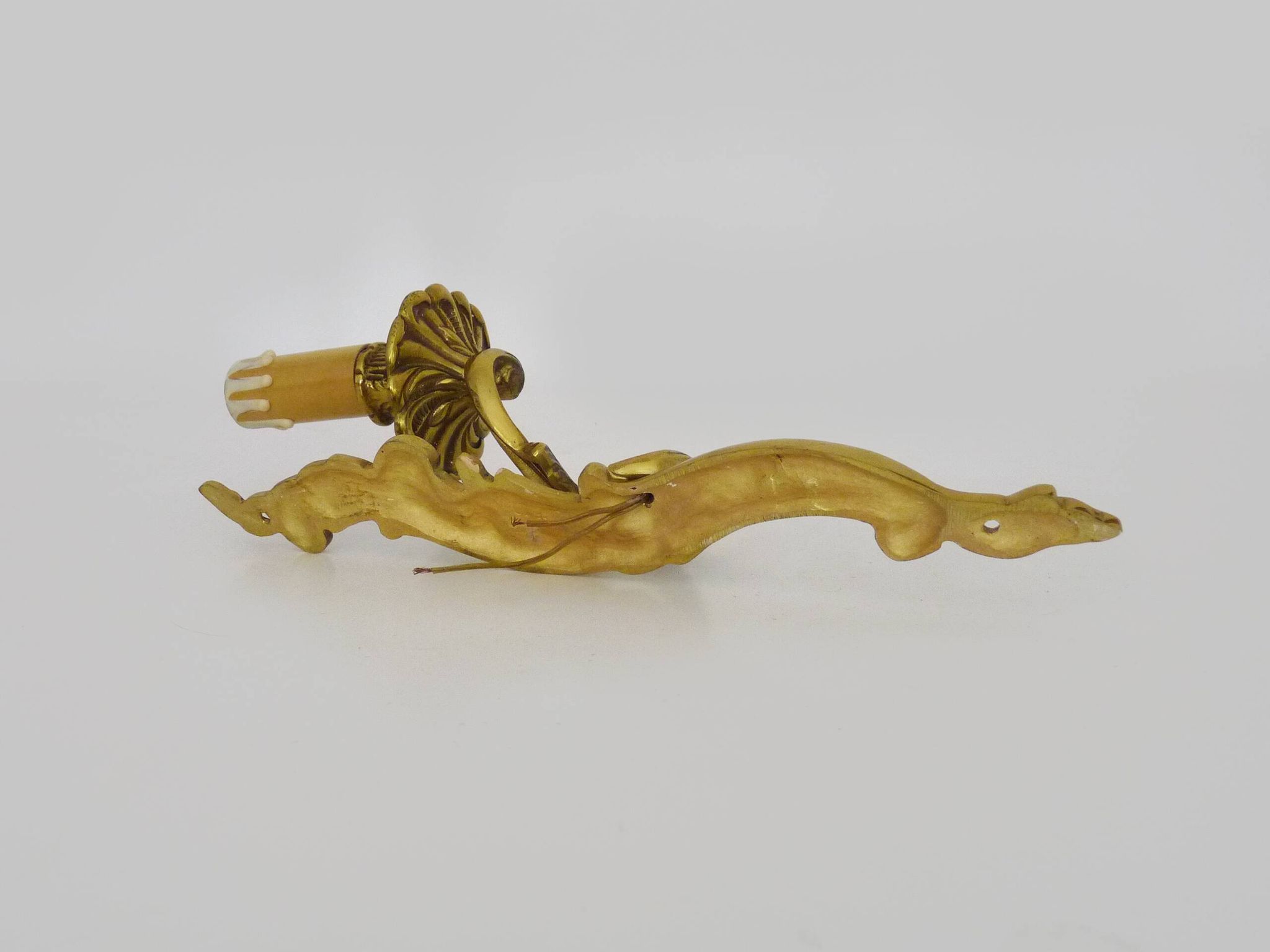 Vintage wall sconce in bronze or brass, acanthus leaf design. 1960s.