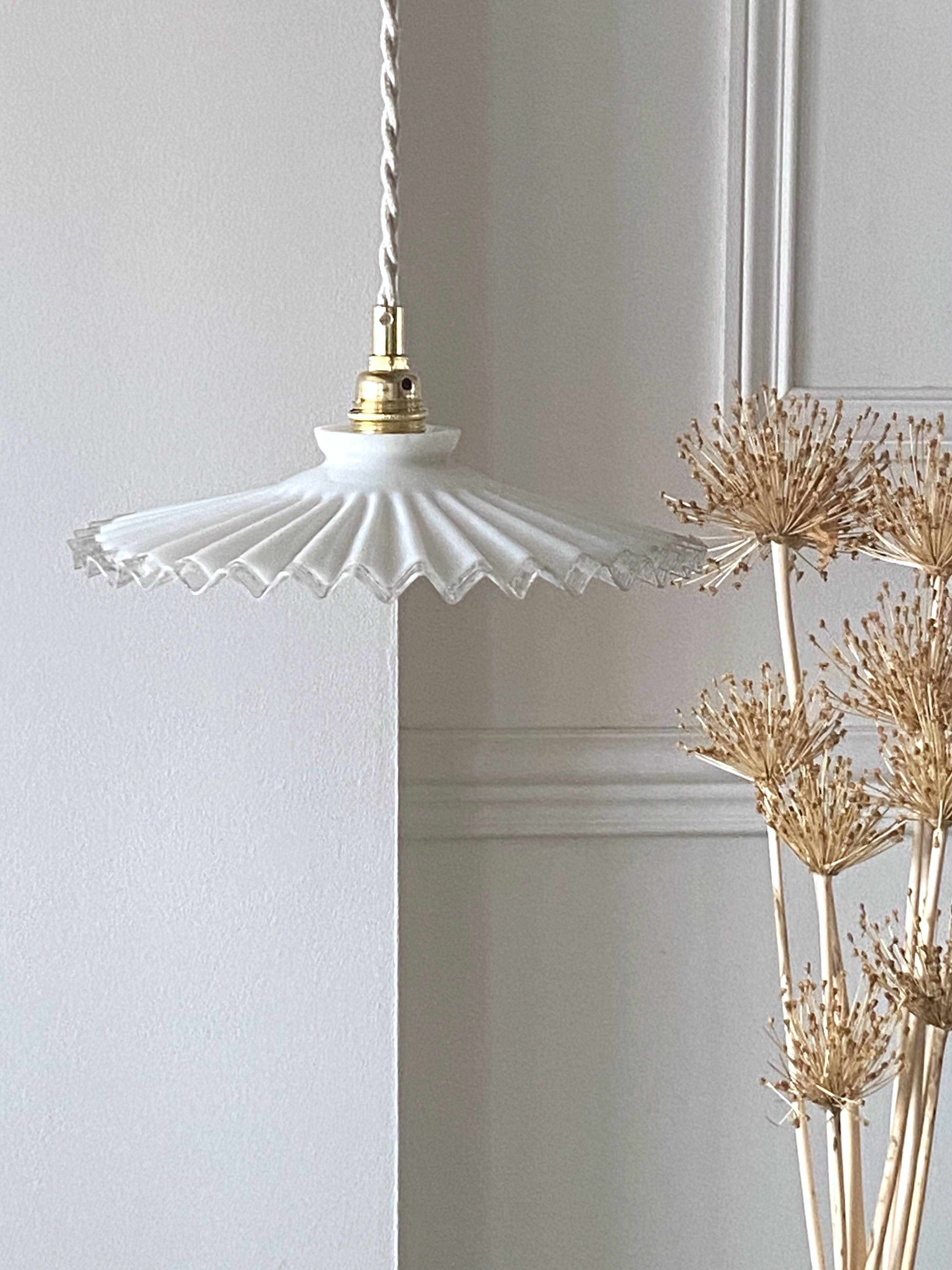 Suspension en opaline plissée