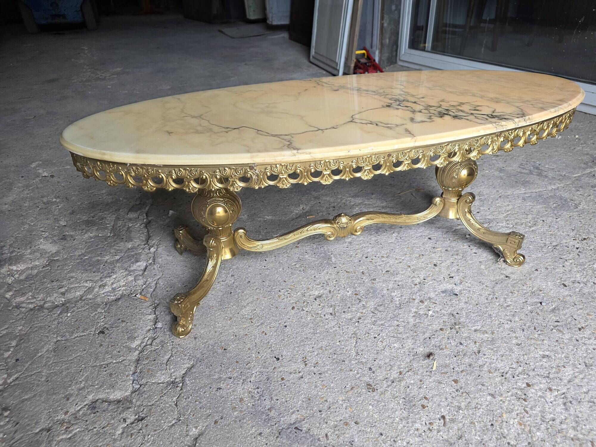 Table basse en bronze et marbre années 1960