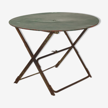 Ancienne table de jardin ronde pliante fer avec rivets vers 1950