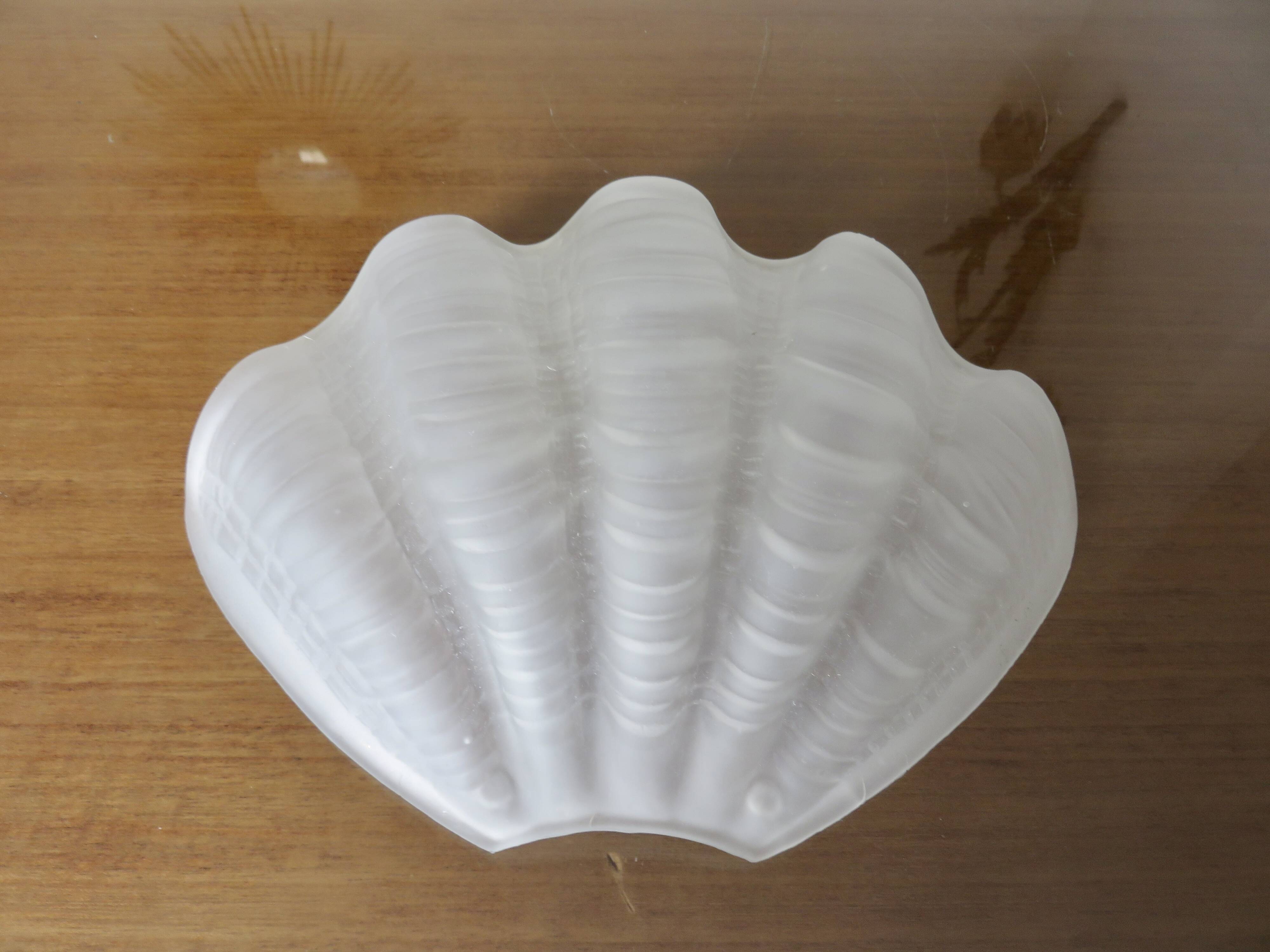 “Shell” wall lamp in gilded brass and frosted glass 1970