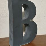 Lettre B ancienne en relief et en zinc