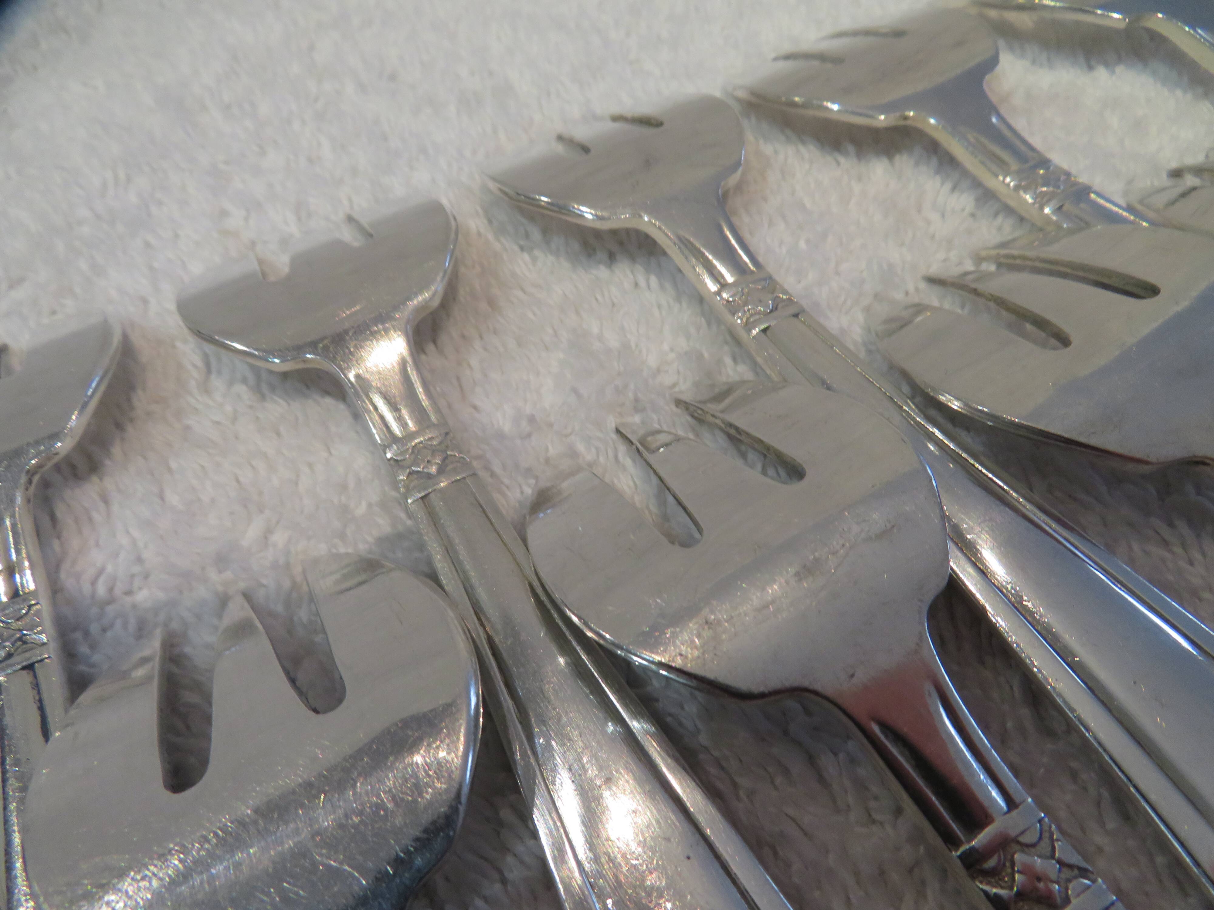 12 silver-plated oyster forks, goldsmith Collet Grand Prix Monaco