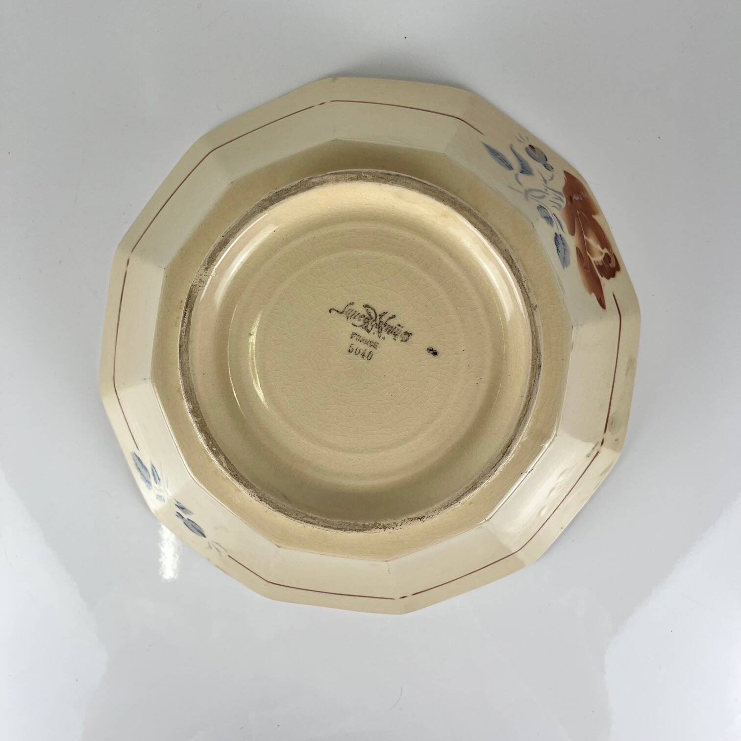 Sarreguemines salad bowl with flower pattern, first half of the 20th century.