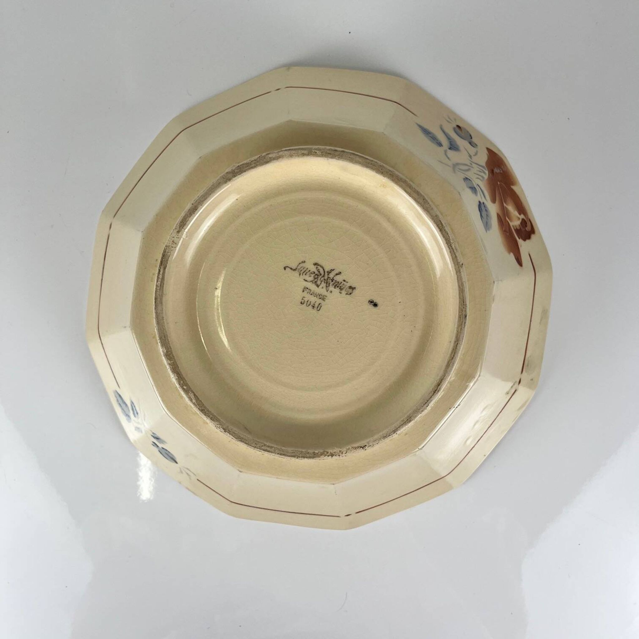Sarreguemines salad bowl with flower pattern, first half of the 20th century.