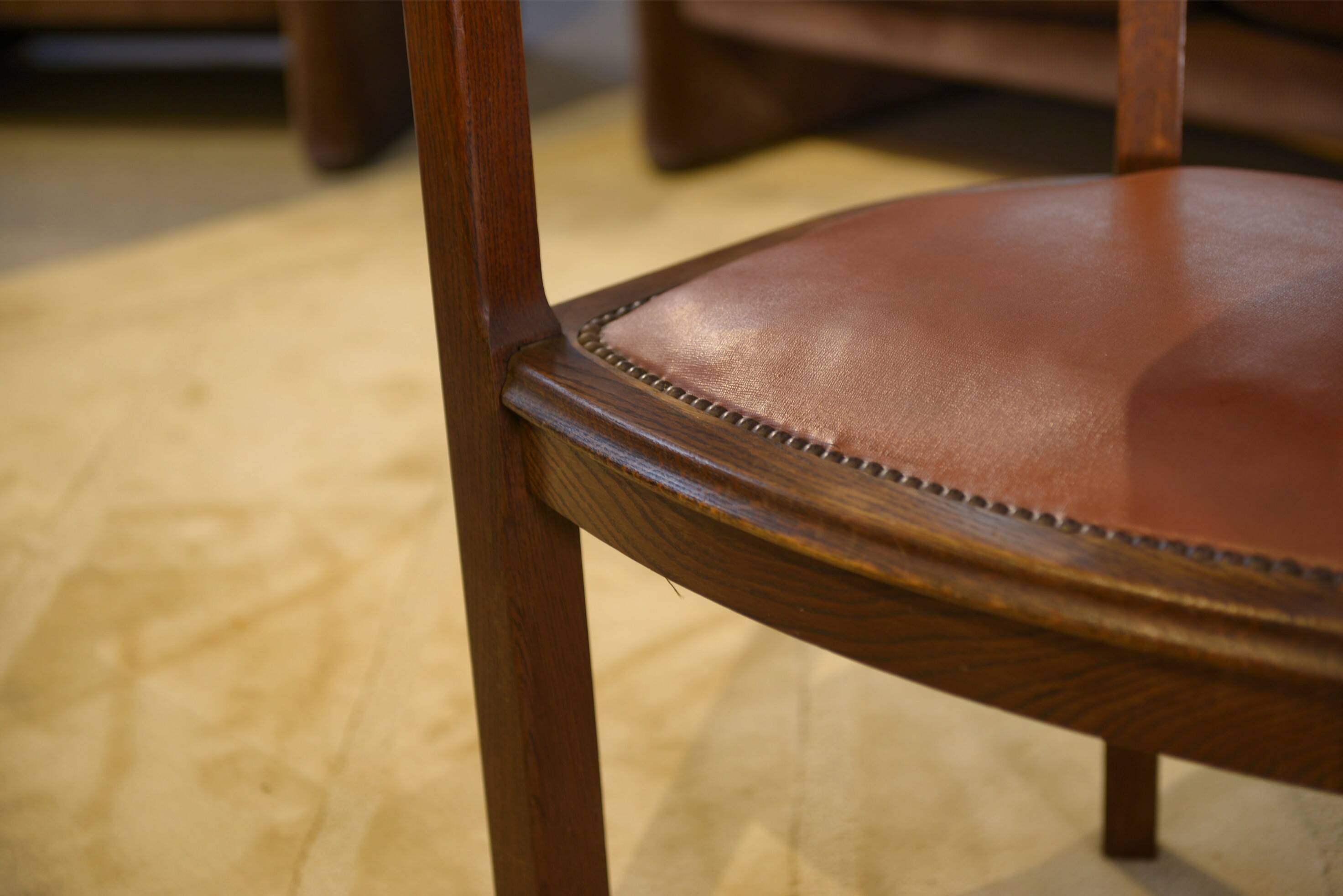 Fauteuil en chêne et skaï 1940’s