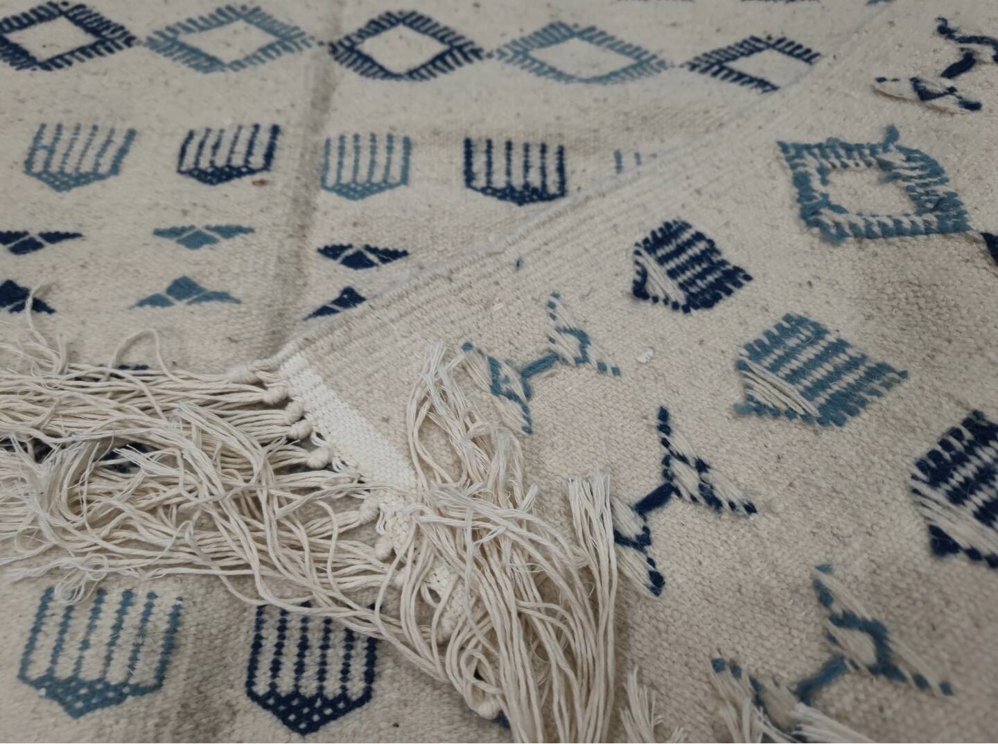 Handmade white and blue rug made of natural wool