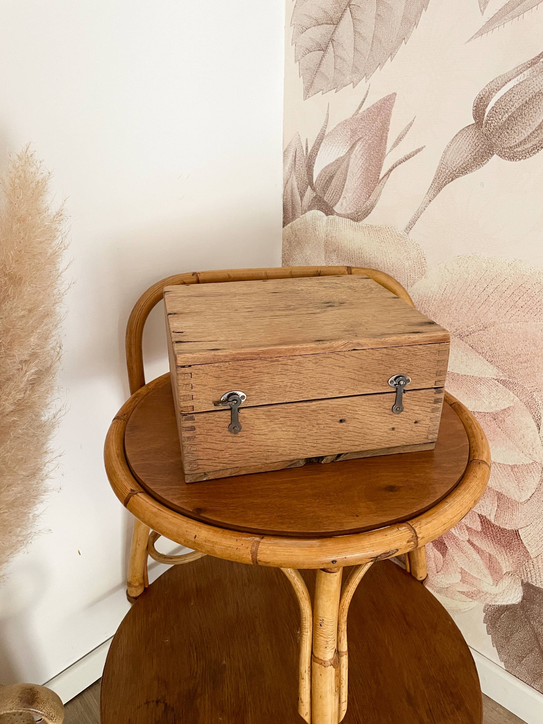 Antique solid oak chest - 31 x 26 x 15