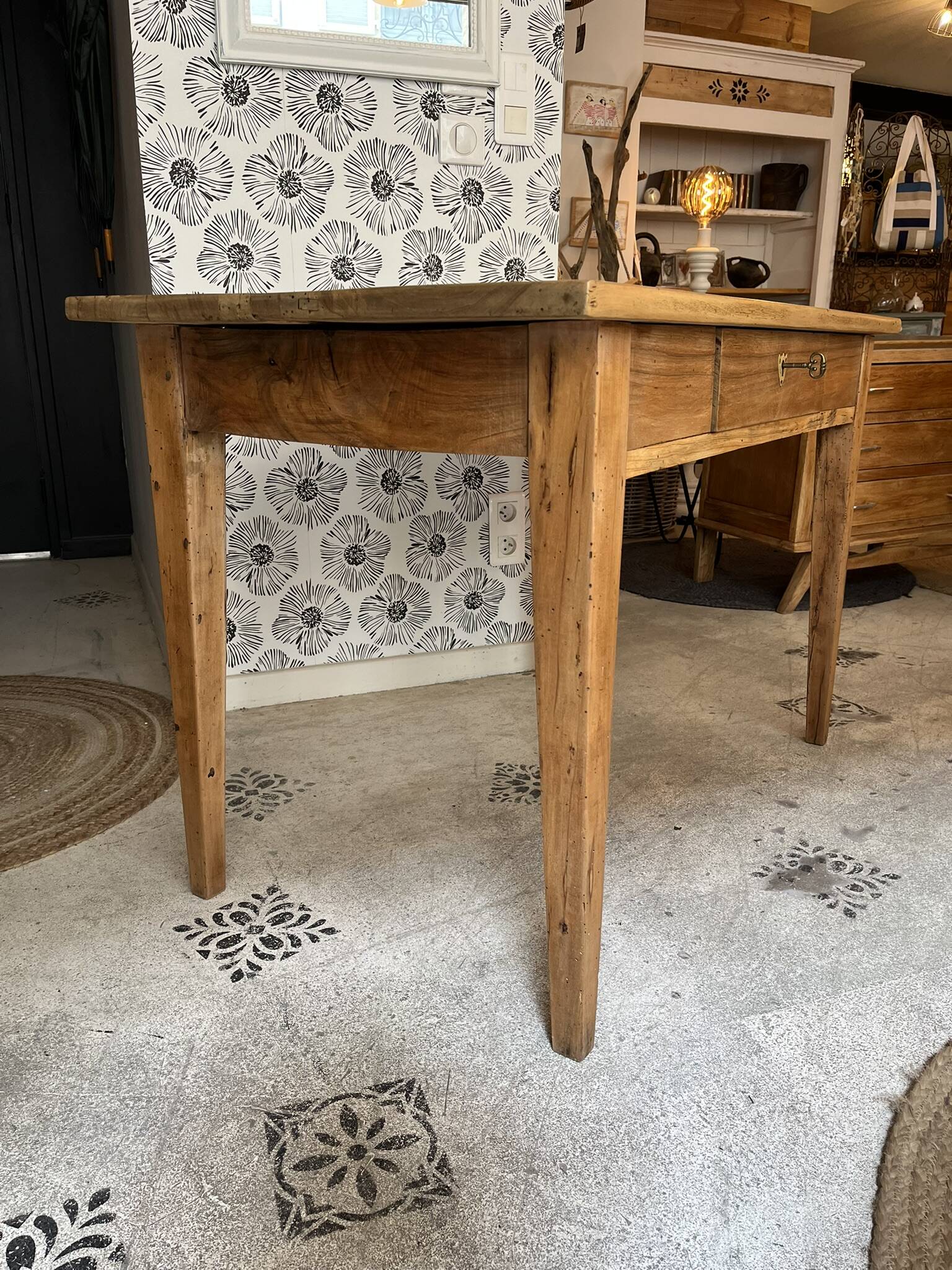 Nino desk, solid wood, drawer.